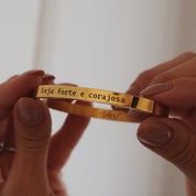 BRACELETE SEJA FORTE E CORAJOSA GOLD