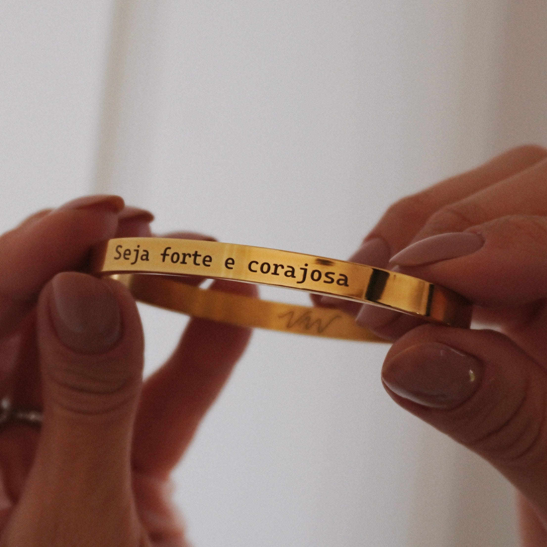 BRACELETE SEJA FORTE E CORAJOSA GOLD